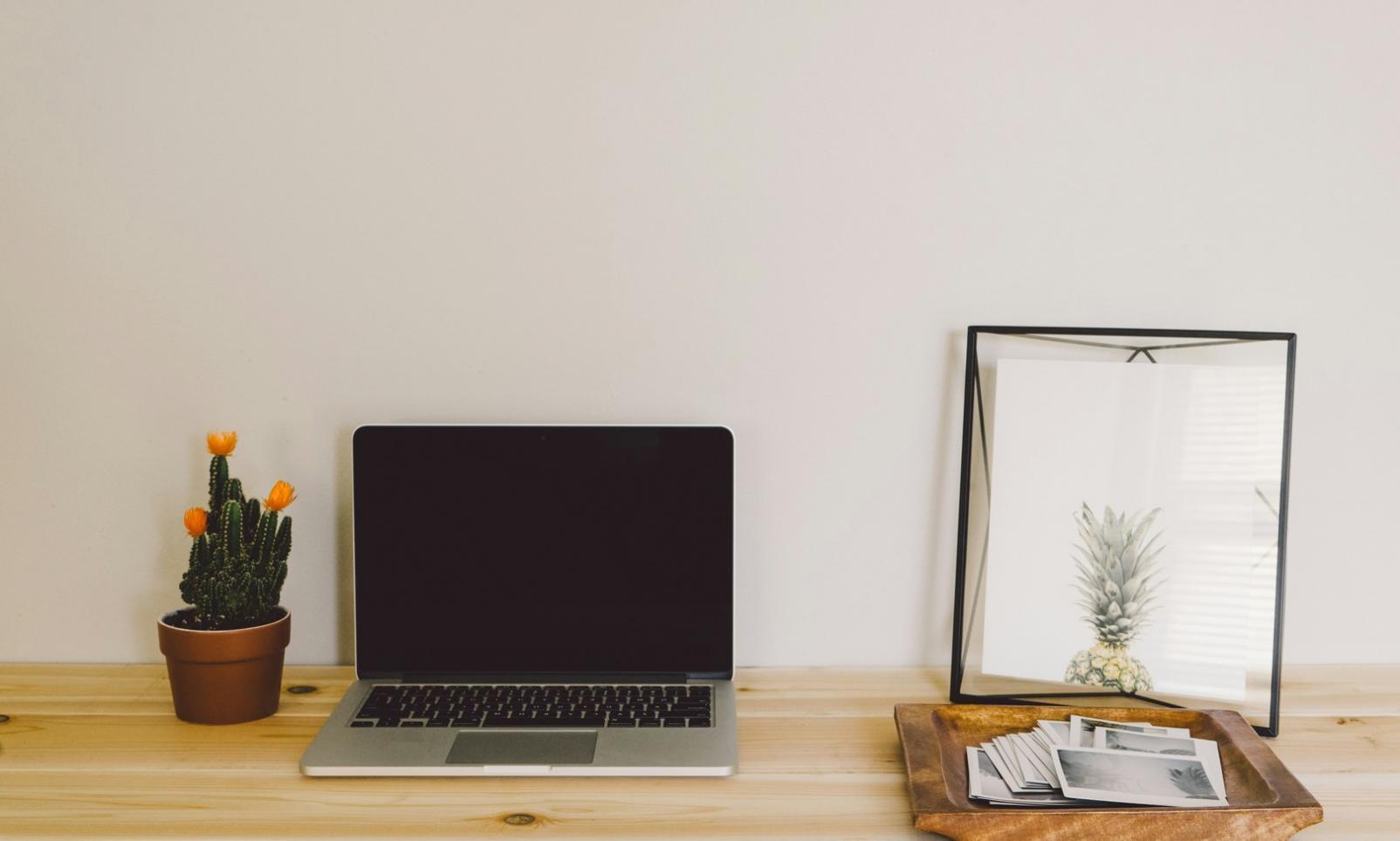 Moderne Büroumgebung mit Finanzunterlagen und digitalen Geräten